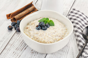 Oats porridge with blueberry