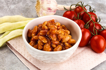 White baked bean in tomato sauce