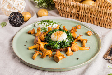 Salad with mushrooms and spinach 