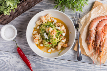 Zucchini spaghetti with shrimps 