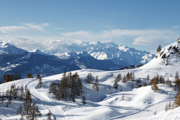 Paysage de montagne avec les Alpes du Valais et le Mont Blanc vu depuis la station de ski d'Anzère