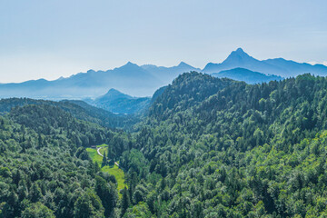 Obraz premium Sommerlicher Ausblick auf die Grenzregion zwischen Bayern und Tirol am romantischen Alatsee