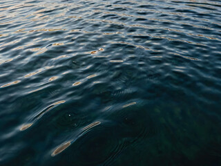 Fototapeta premium Blue-green waves ebb and flow with calming gracefulness.