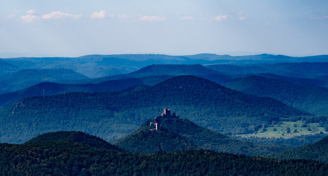 Eine Flugaufnahme vom Trifels und dem Pf&auml;lzer Wald