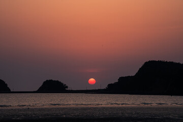 갯벌에 지는 붉은 석양의 노을