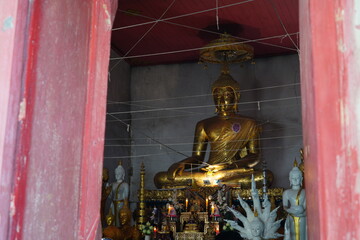 Obraz premium A monk in the chapel of Wat Kruttharam, Ayutthaya Province, Thailand, photographed on March 27, 2022.