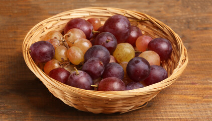 bowl of grapes on wooden background
