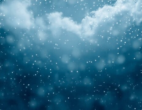 Ciel bleu avec des nuages ​​blancs et moelleux. Neige, blizzard, temp&ecirc;te, flocons de neige, chute de neige, flocons. Fond d'hiver enneig&eacute;. Gel, froid, glace gel&eacute;e. 