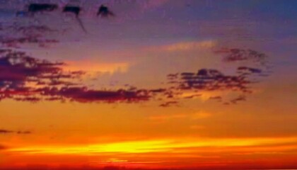 Ciel bleu avec nuages ​​au coucher du soleil. Panorama. Coucher de soleil dor&eacute; orange vif. Fond de ciel color&eacute; en soir&eacute;e. Large banni&egrave;re. Espace de copie.