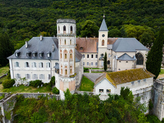 Vue aérienne panoramique de monastère, l’Abbaye d'Hautecombe en bord de lac du Bourget, France,...