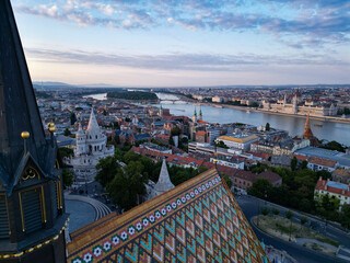 Vue aérienne panoramique de la ville capitale Budapest avec église Our Lady of Buda Castle,...