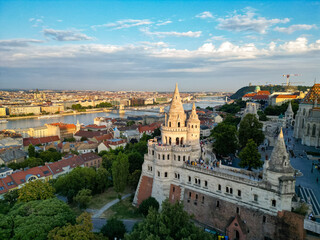 Obraz premium Vue aérienne panoramique de la ville capitale Budapest avec église Our Lady of Buda Castle, Fisherman's Bastion, Hongrie, Europe 