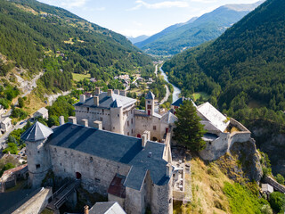 Vue aérienne panoramique du Fort Queyras au drone, château médiéval historique dans une vallée de montagne et rivière, Alpes, France, Europe
