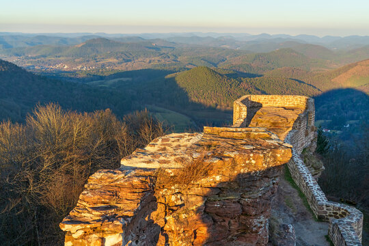 Die Wegelnburg im Abendlicht, Pf&auml;lzerwald, Rheinland-Pfalz, Deutschland