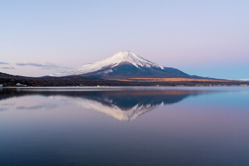 山中湖の湖面に映る紅富士