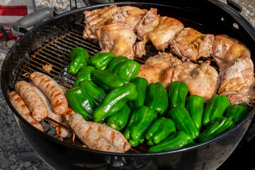 鶏肉ソーセージピーマンをバーベキューコンロで焼く