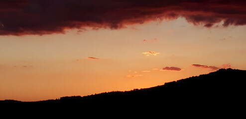 orizzonte infinito in cui cielo e terra si uniscono in un punto indistinto, infinite horizon in...