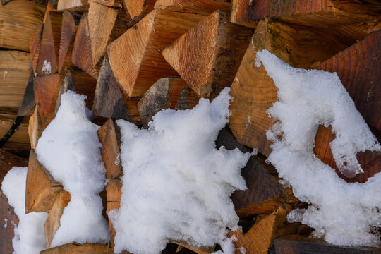 Scheite im Schnee