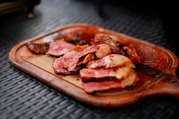 切ったローストビーフ