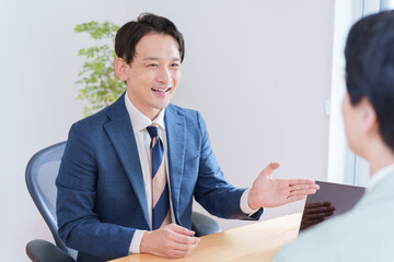 会議をするビジネスマンたち（スーツ・作業着・作業服）
