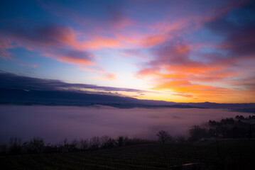 Alba fredda con nebbia bassa tra le colline e le campagne umbre