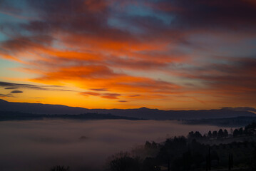 Alba in inverno tra le colline e le campagne umbre