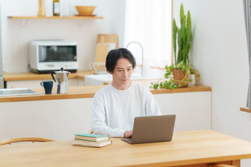 男性　パソコン