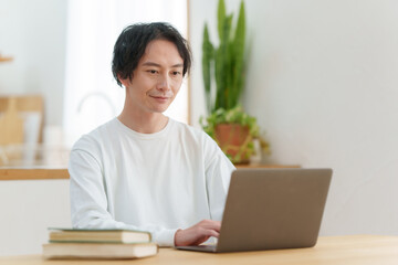 男性　パソコン