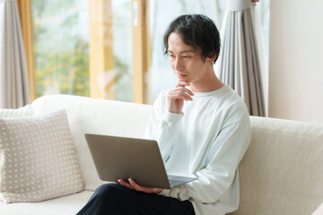 男性　パソコン