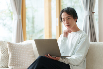 男性　パソコン