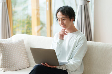 男性　パソコン