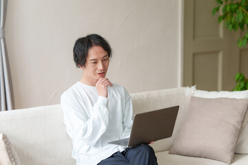 男性　パソコン
