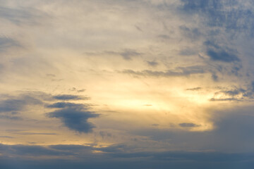柔らかな光に包まれた夕空