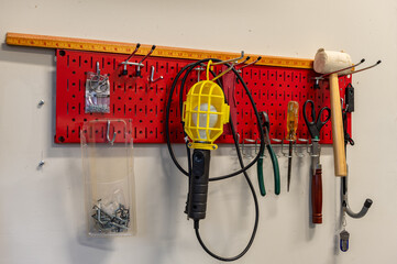 207728656_scene2_shot2_light_0_pliers_0_screwdriver_0_mallet_0
