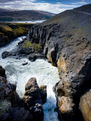 Torrent sauvage près de Hengifoss en Islande