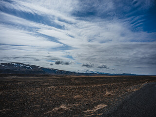 Paysage islandais avec ciel dramatique et plaine sauvage