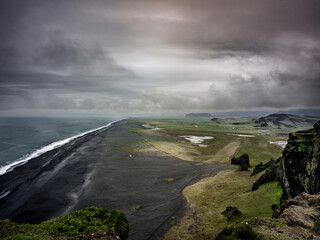 Plage de sable noir avec ciel dramatique en Islande