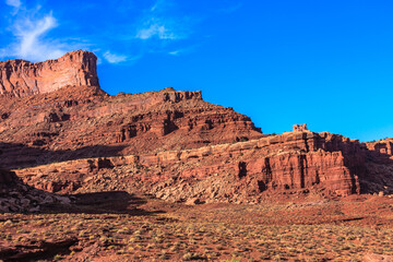 Fototapeta premium A rocky hillside with a blue sky in the background