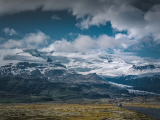 Paysage majestueux de montagnes enneigées en Islande