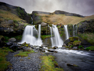 Fototapeta premium Cascade idyllique dans le sud de l'Islande, entre roches et verdure