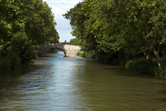 P&eacute;niche de tourisme. Canal du Midi, Patrimoine mondial UNESCO, Pont aux trois yeux, Agde, 34, Herault, France