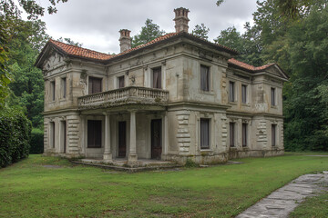 Fototapeta premium Two-Story Stone Mansion with Balcony and Columns