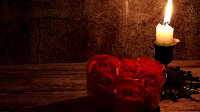 dia enamorados rosas rojas vela blanca encendida entreluz