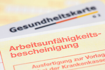 Das Formular einer Arbeitsunfähigkeitsbescheinigung liegt auf einer Gesundheitskarte