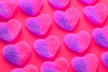 Obraz premium Heart shaped sweets on a pink background