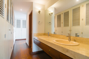 lavabo y walk in closet de habitacion 