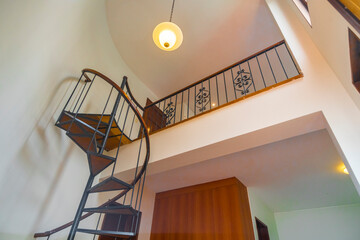 escalera caracol de casa familiar