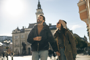 Fototapeta premium Tourist Couple Looking At City