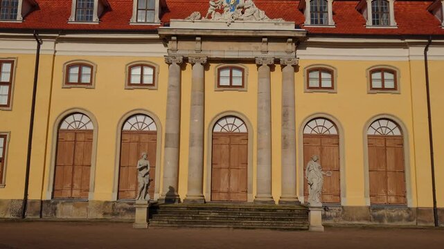 Das Schloss Mosigkau in Dessau-Ro&szlig;lau, Deutschland, an einem sonnigen Wintertag