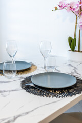 Table dressée dans un appartement